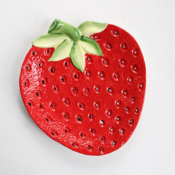 TII Collections Vintage Food Safe Ceramic Red Strawberry Novelty Plate P2306 - Picture 1 of 4
